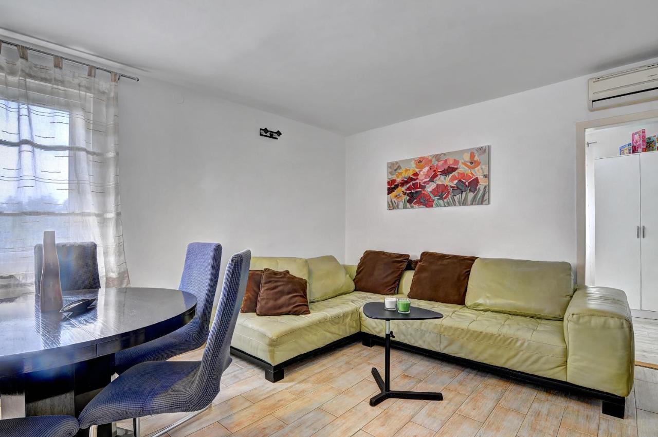 Lina Apartment Pula Exterior foto